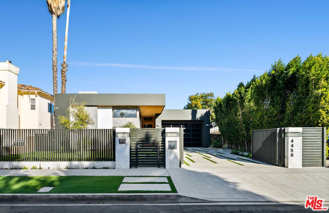Exterior, Facade, Modern