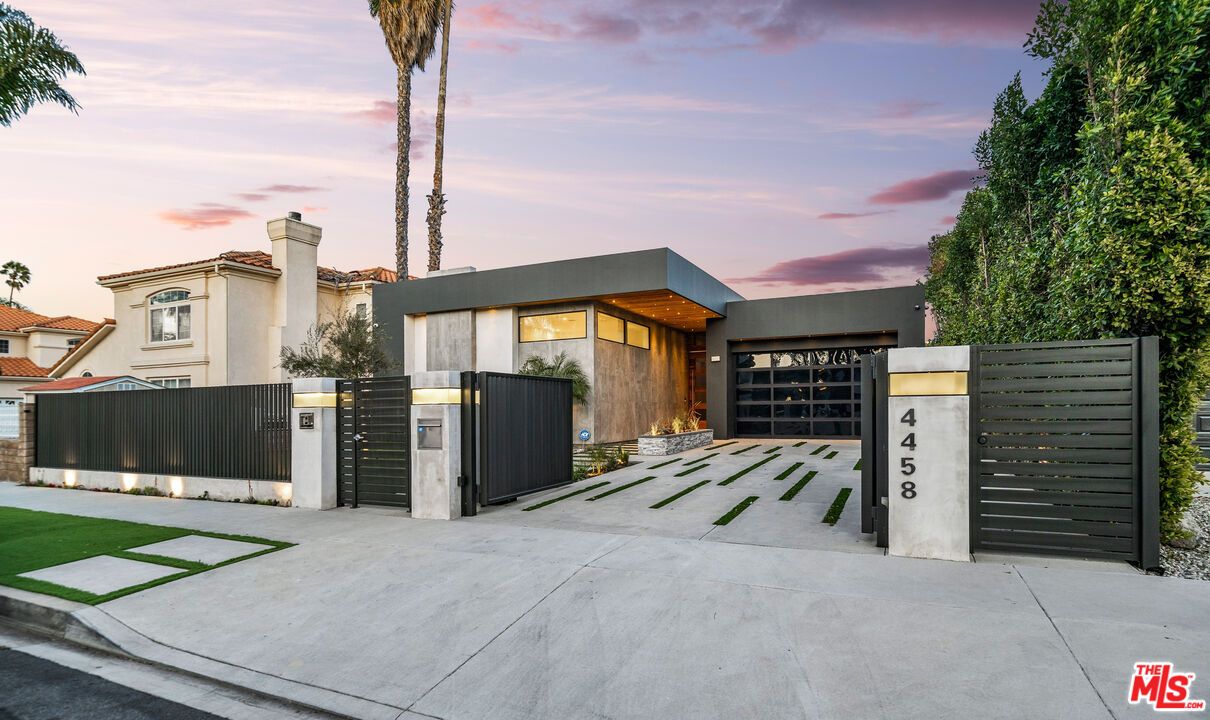 Attached, Backyard, Exterior, Facade, Modern