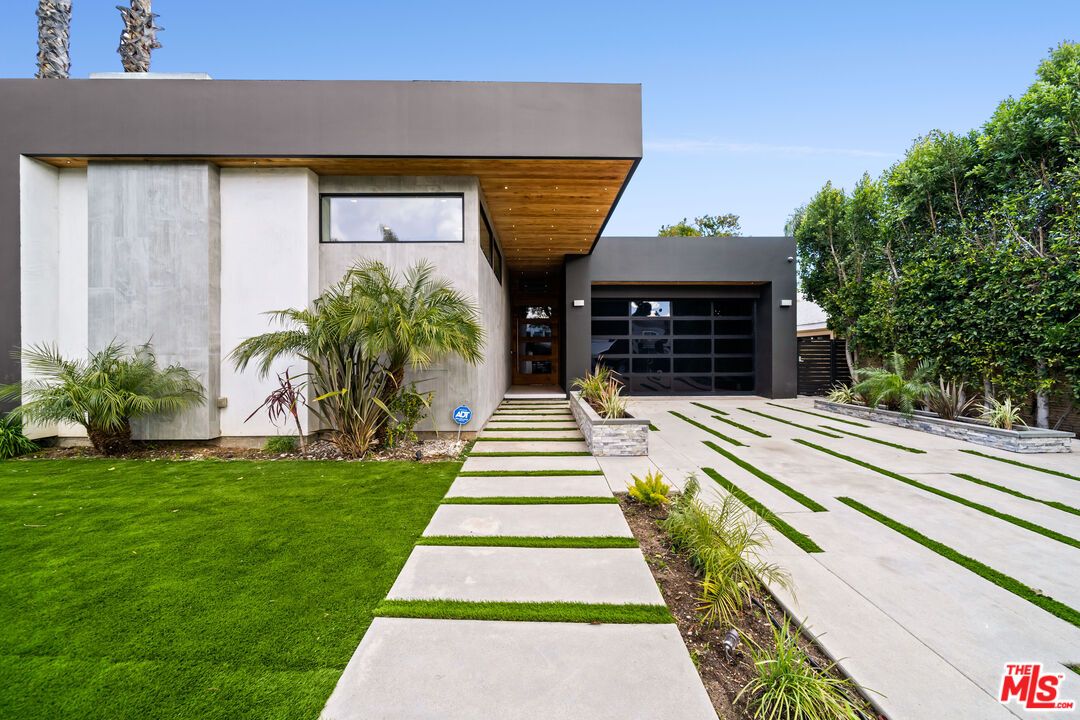 Attached, Backyard, Exterior, Facade, Modern