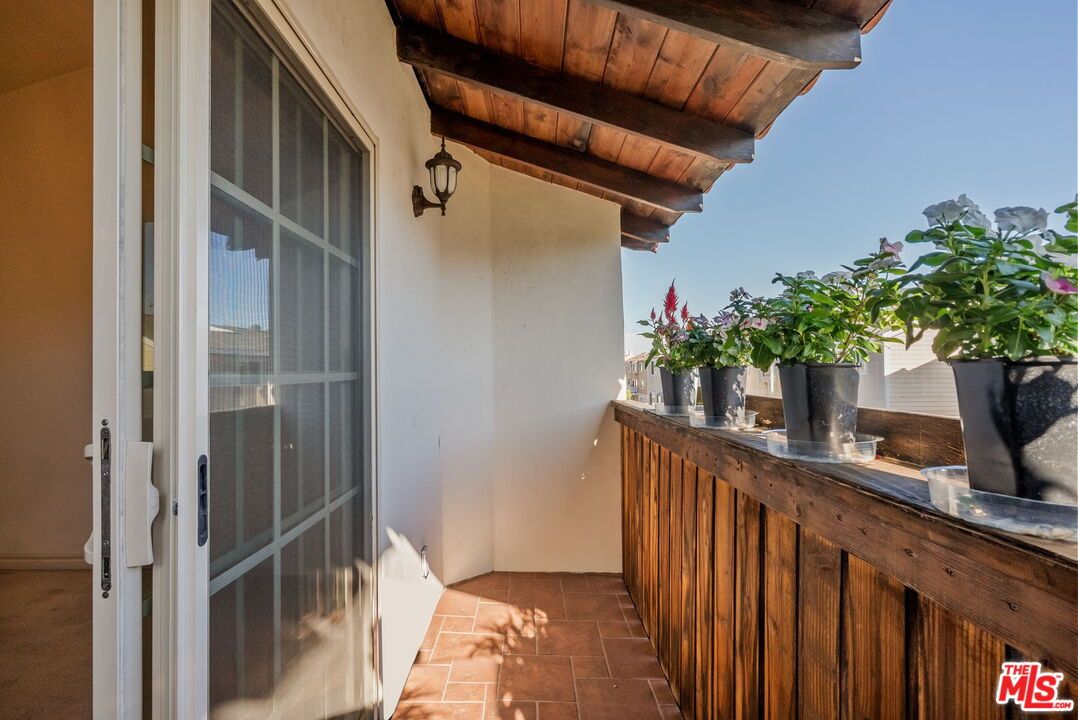 Exterior, Wooden Beams