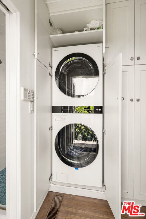 Interior, Utility Closets, Washer, Wood Texture Flooring