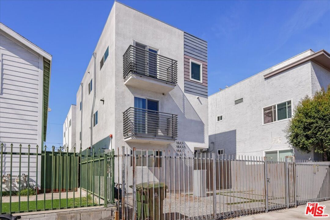 Exterior, Facade, Modern