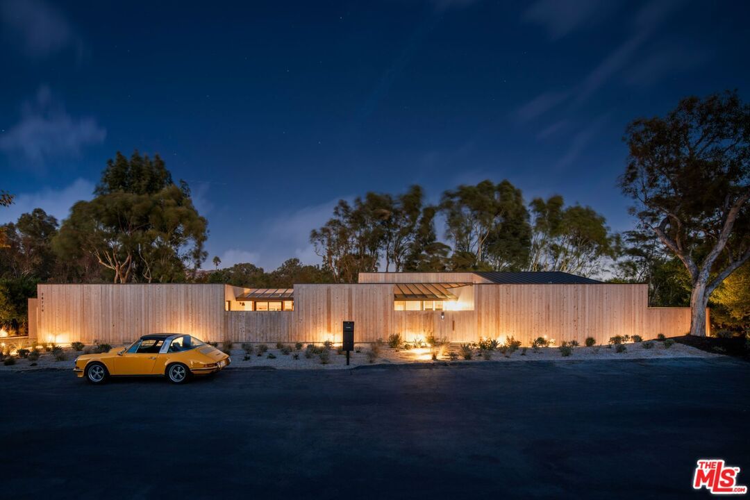 Backyard, Exterior, Facade, Modern