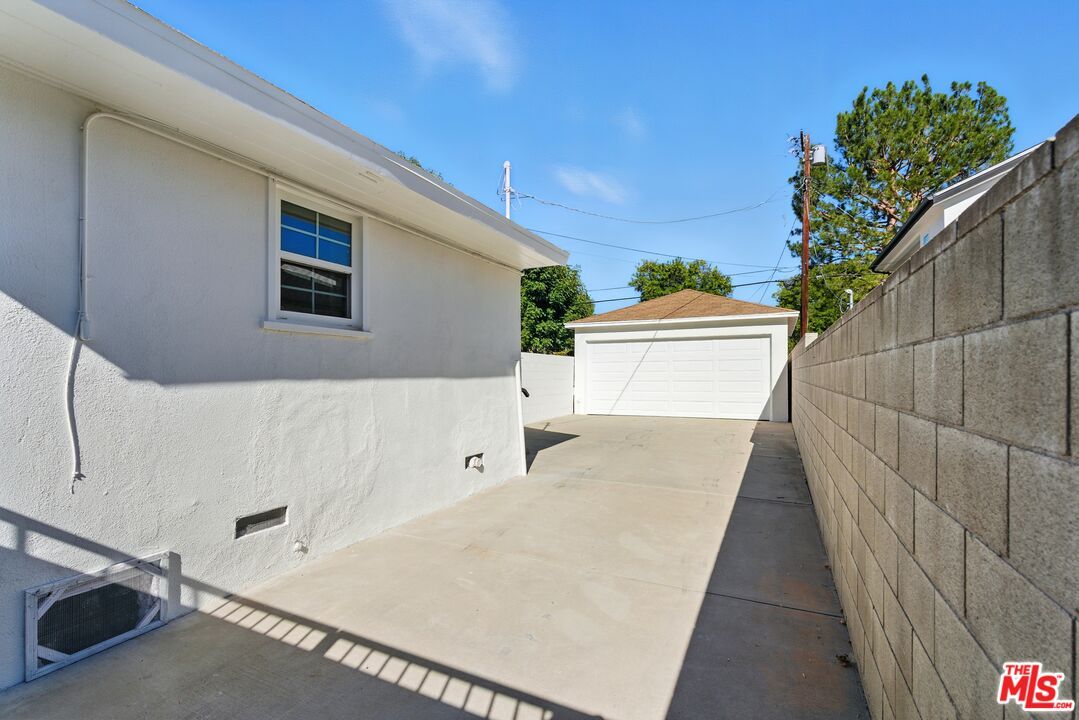 Detached Garage, Exterior