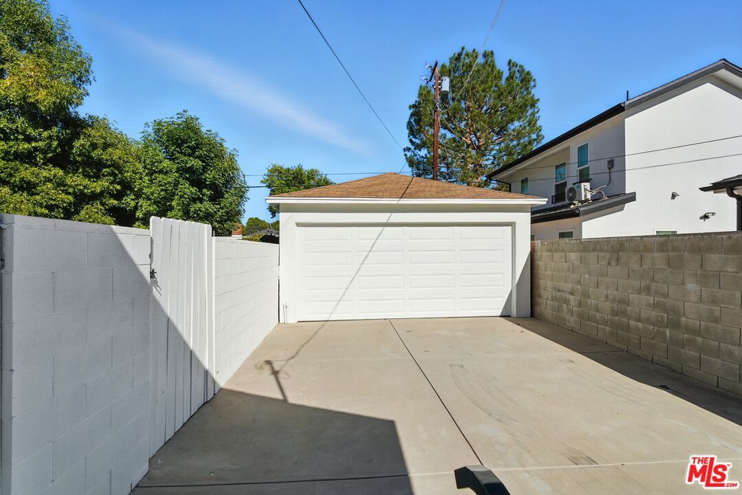 Detached Garage, Exterior