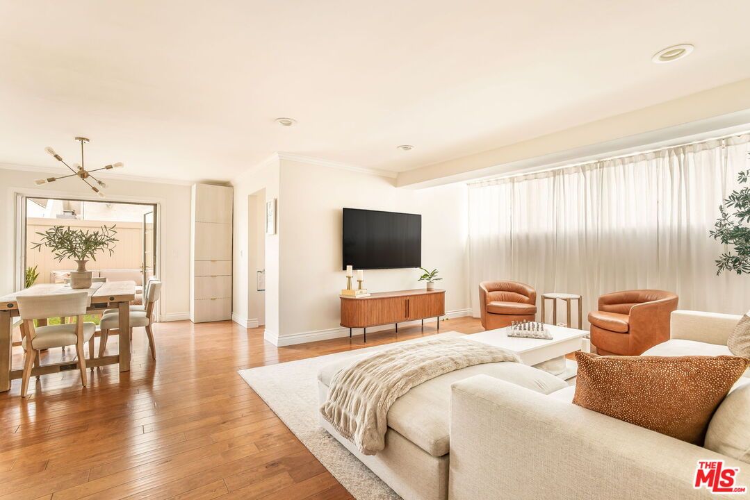Dining room, Interior, Living room, Pendant Lights, Recessed Lighting, Wood Texture Flooring