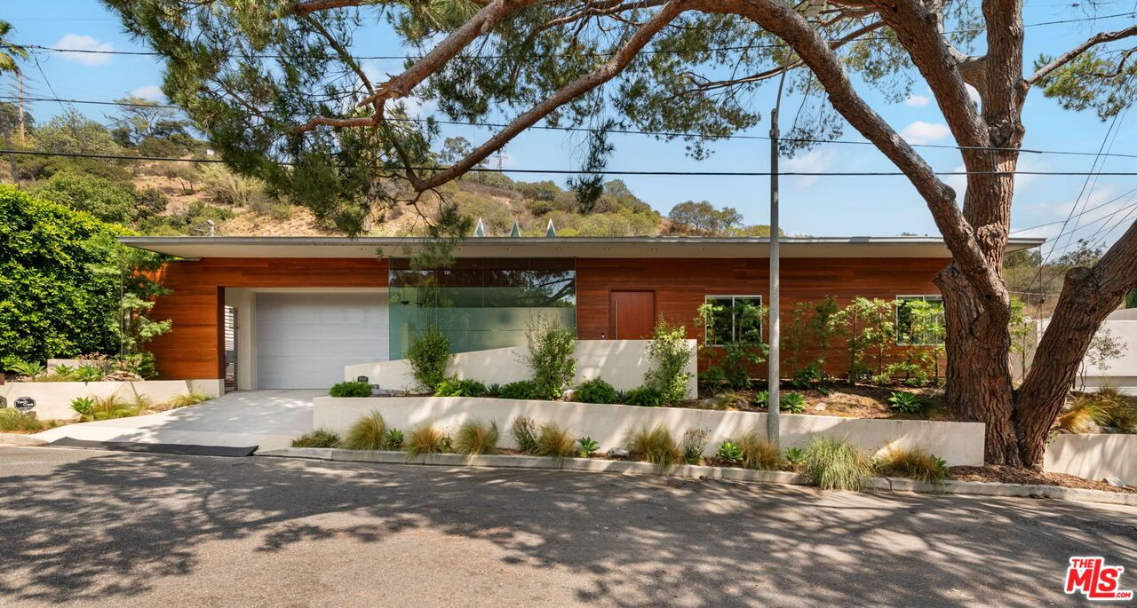 Attached, Exterior, Facade, Modern