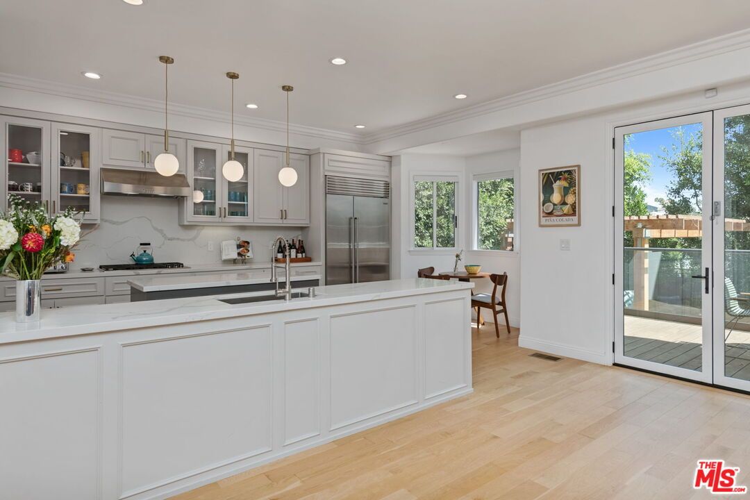 Dining room, Interior, Kitchen, Marble Walls, Pendant Lights, Recessed Lighting, Stainless Steel Appliances, Wood Texture Flooring