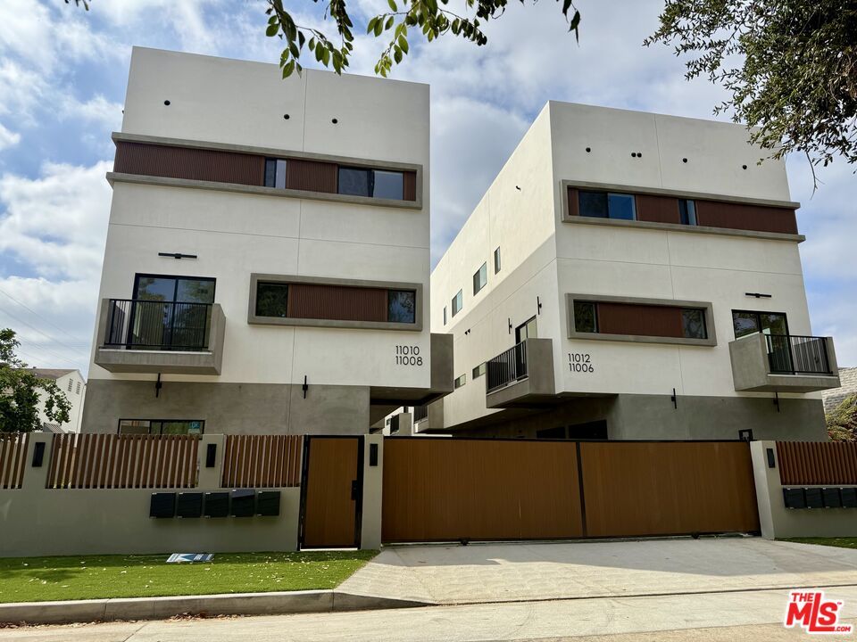 Exterior, Facade, Modern