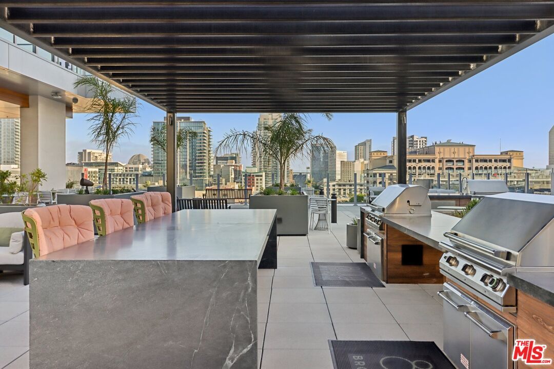 Exterior, Outdoor Kitchen