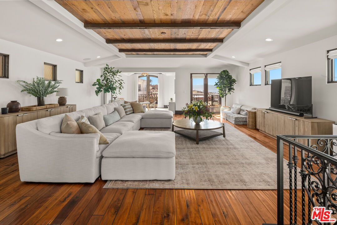 Interior, Living room, Recessed Lighting, Wooden Beams, Wooden Ceilings, Wood Texture Flooring