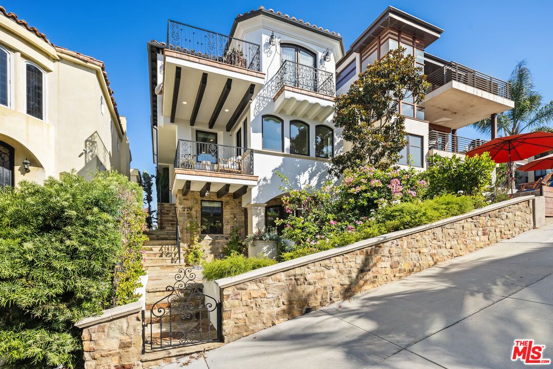 Exterior, Facade, Mediterranean