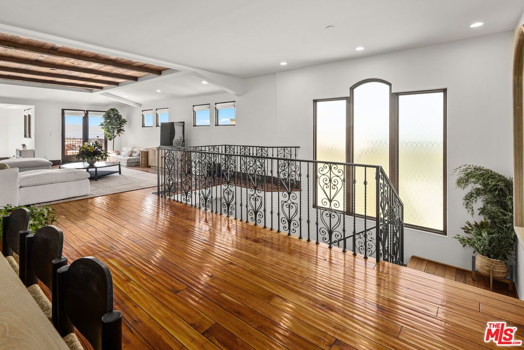 Interior, Living room, Recessed Lighting, Wooden Beams, Wood Texture Flooring