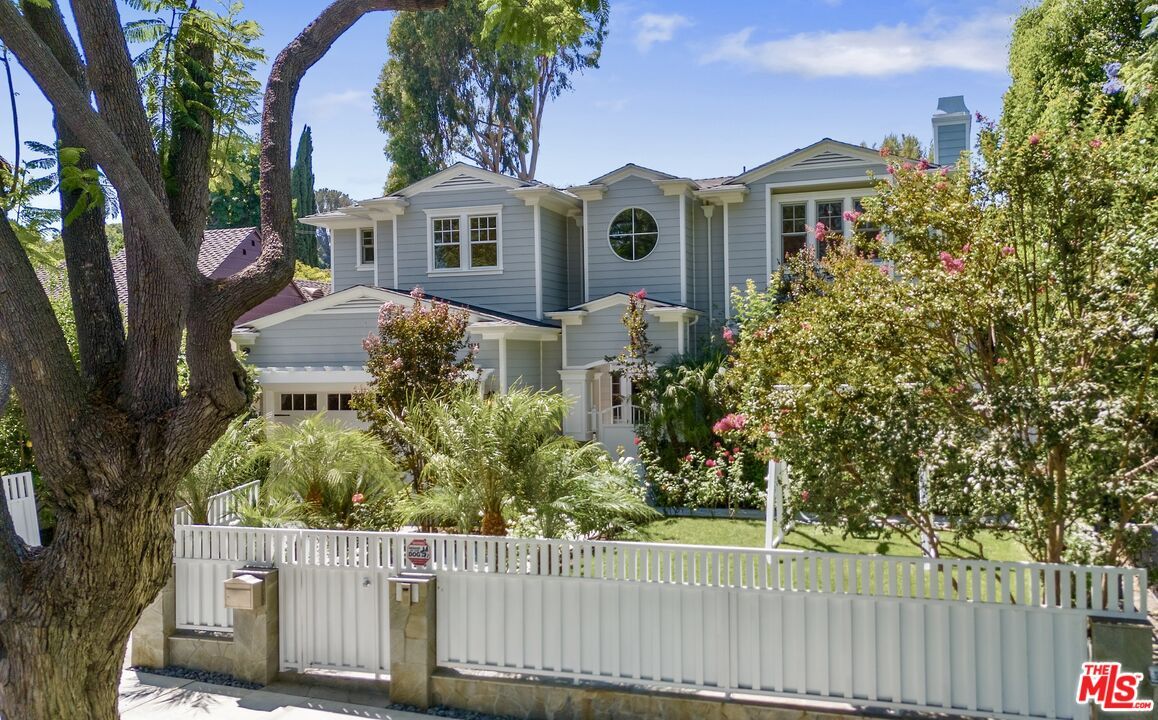 Backyard, Exterior, Facade, Queen Anne Victorian