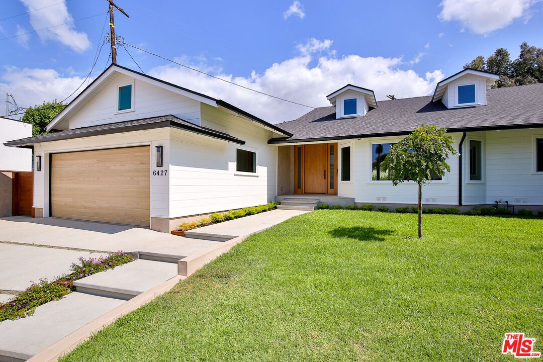 Attached, Exterior, Facade, Ranch