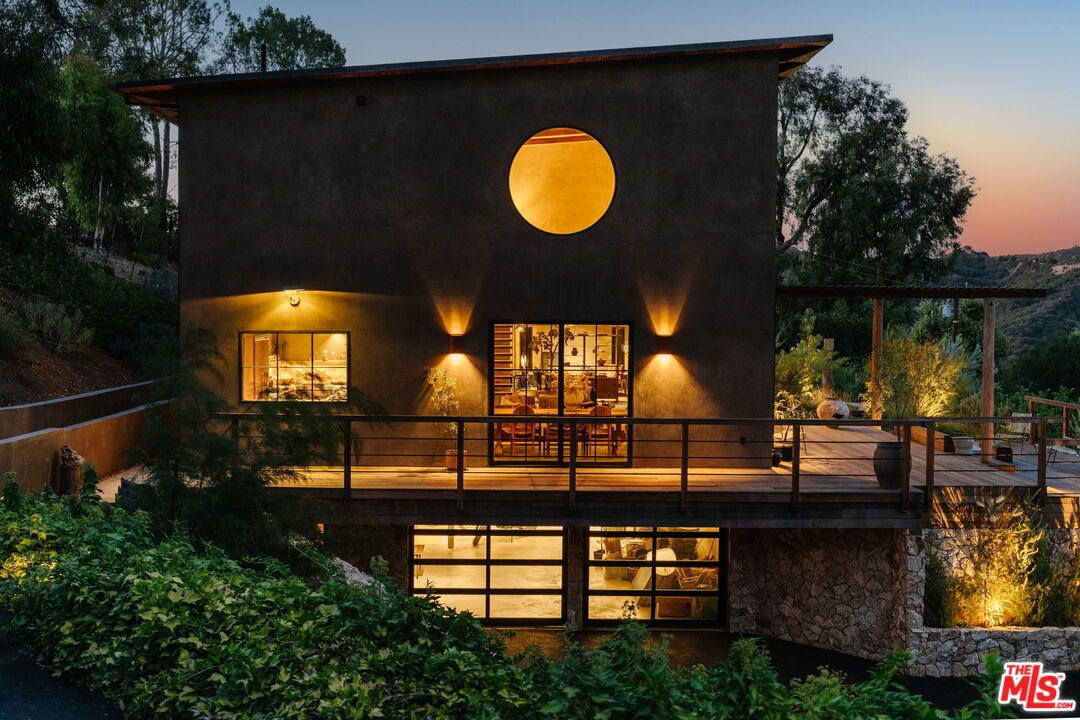 Exterior, Facade, Modern