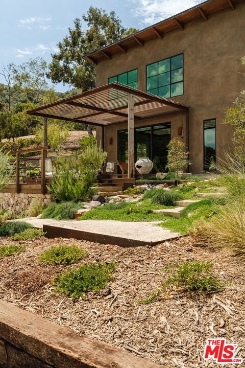 Backyard, Exterior, Facade, Modern