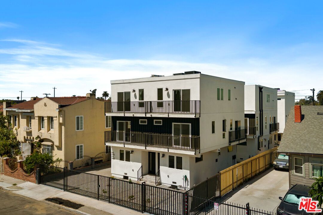 Exterior, Facade, Modern