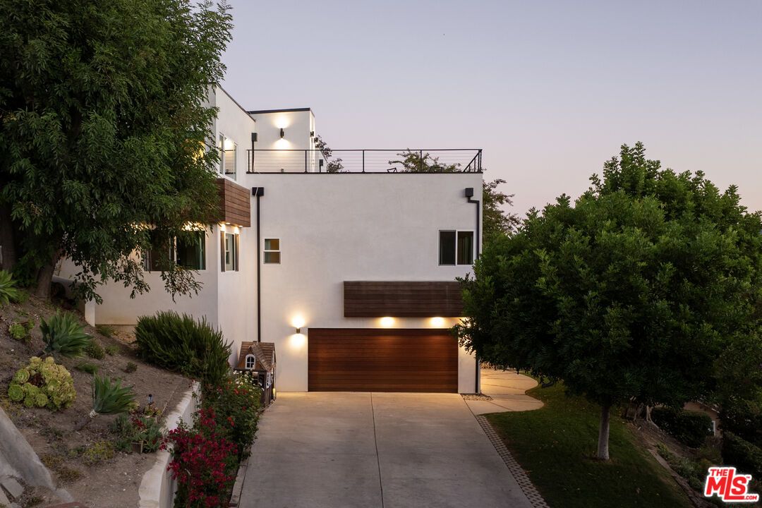 Attached, Exterior, Facade, Modern