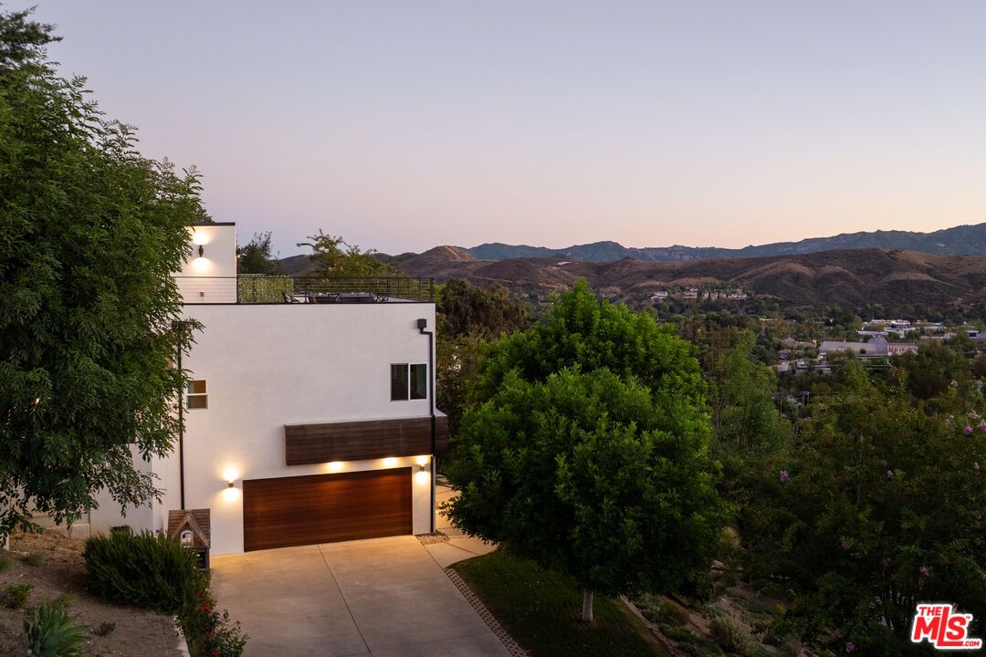 Attached, Exterior, Facade, Modern