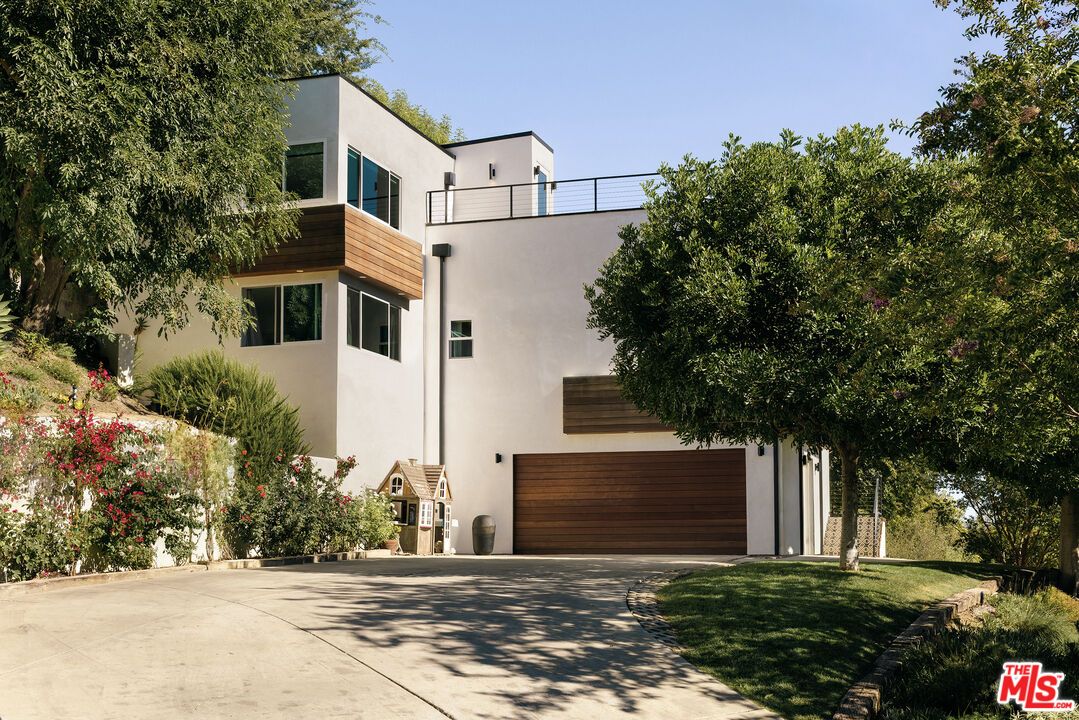 Attached, Exterior, Facade, Modern
