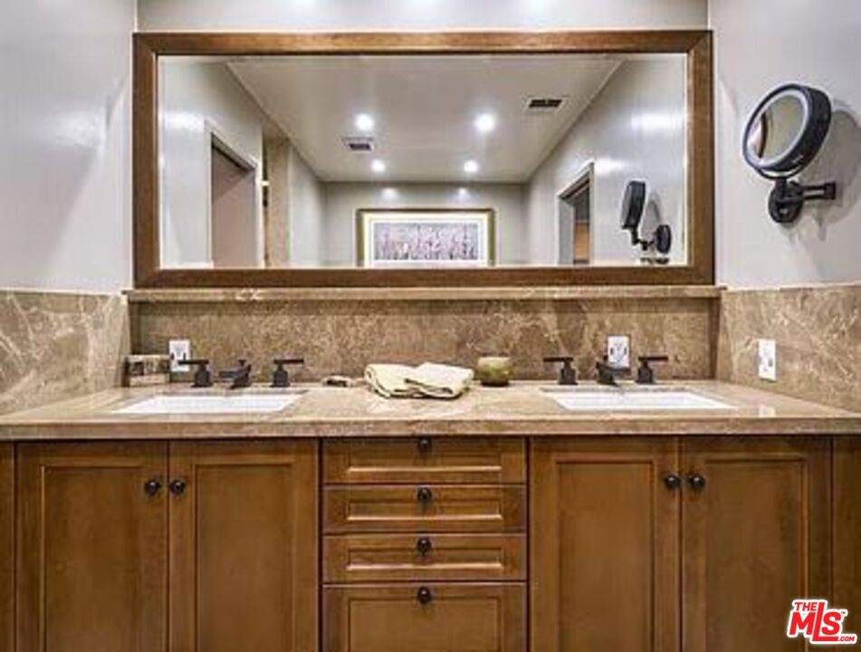 Bathroom, Dual Sink Vanities, Interior, Recessed Lighting