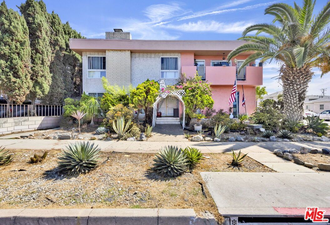 Backyard, Exterior, Facade, Modern