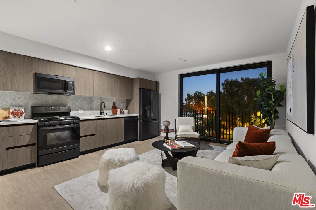 Interior, Kitchen, Living room, Recessed Lighting, Wood Texture Flooring