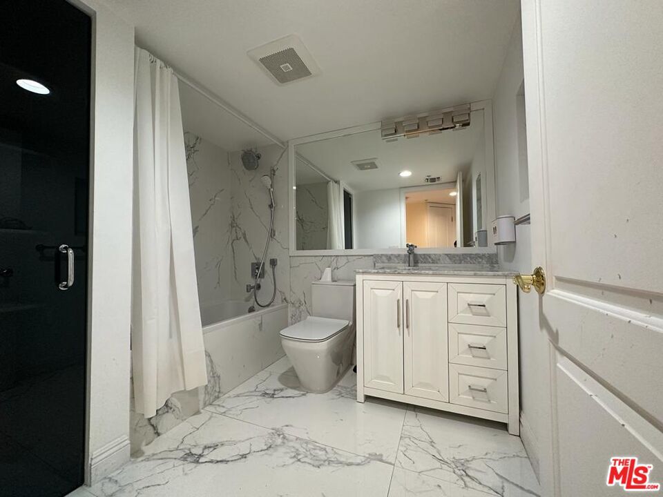 Bathroom, Interior, Marble, Marble Walls, Recessed Lighting
