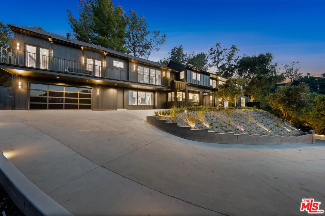 Attached, Backyard, Exterior, Facade, Modern