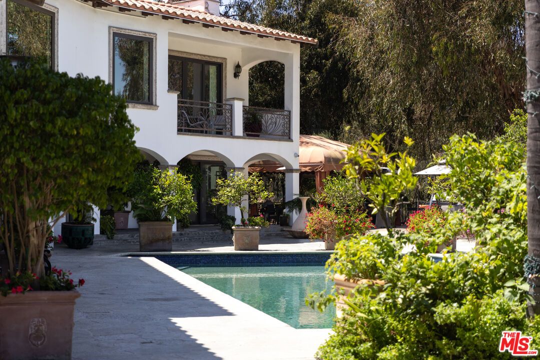 Exterior, Pool