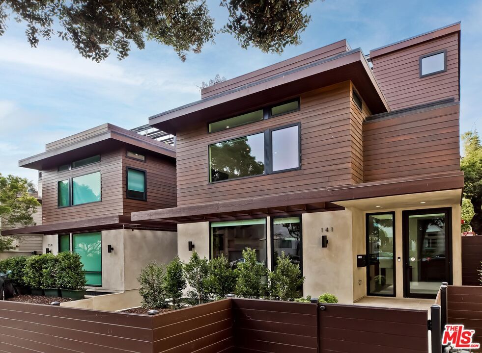 Exterior, Facade, Modern