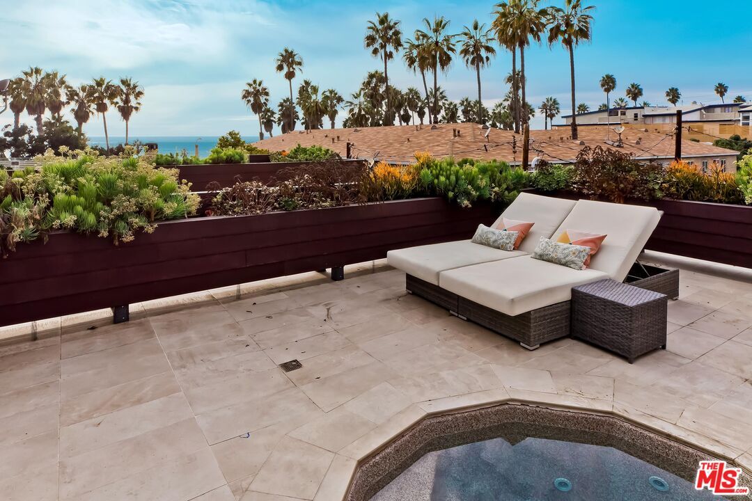 Exterior, Hot Tub, Water