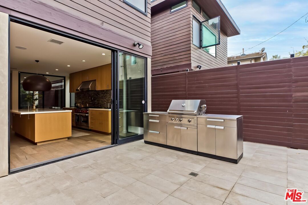 Exterior, Outdoor Kitchen