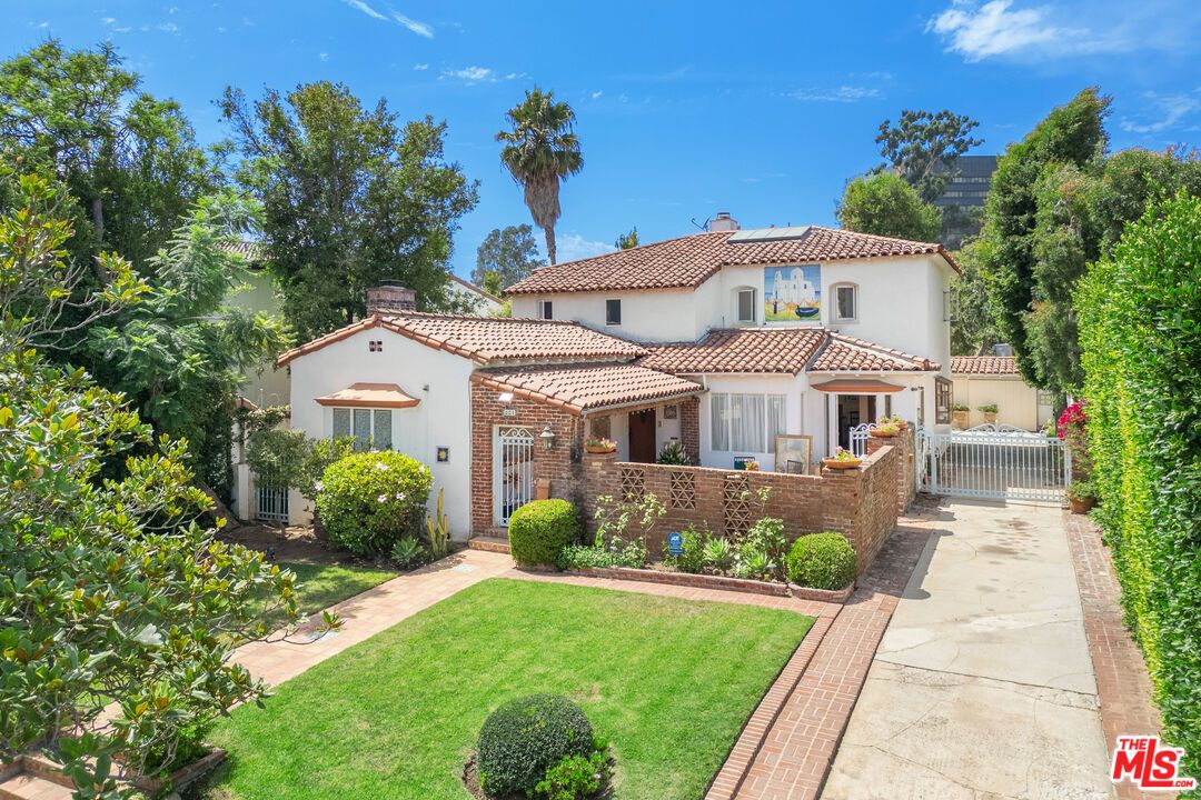 Backyard, Exterior, Facade, Brick Facade, Spanish Mediterranean