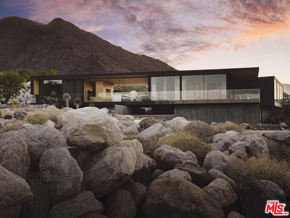 Exterior, Facade, Modern