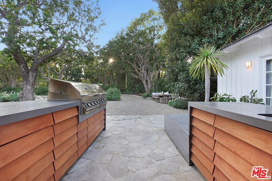 Exterior, Outdoor Kitchen