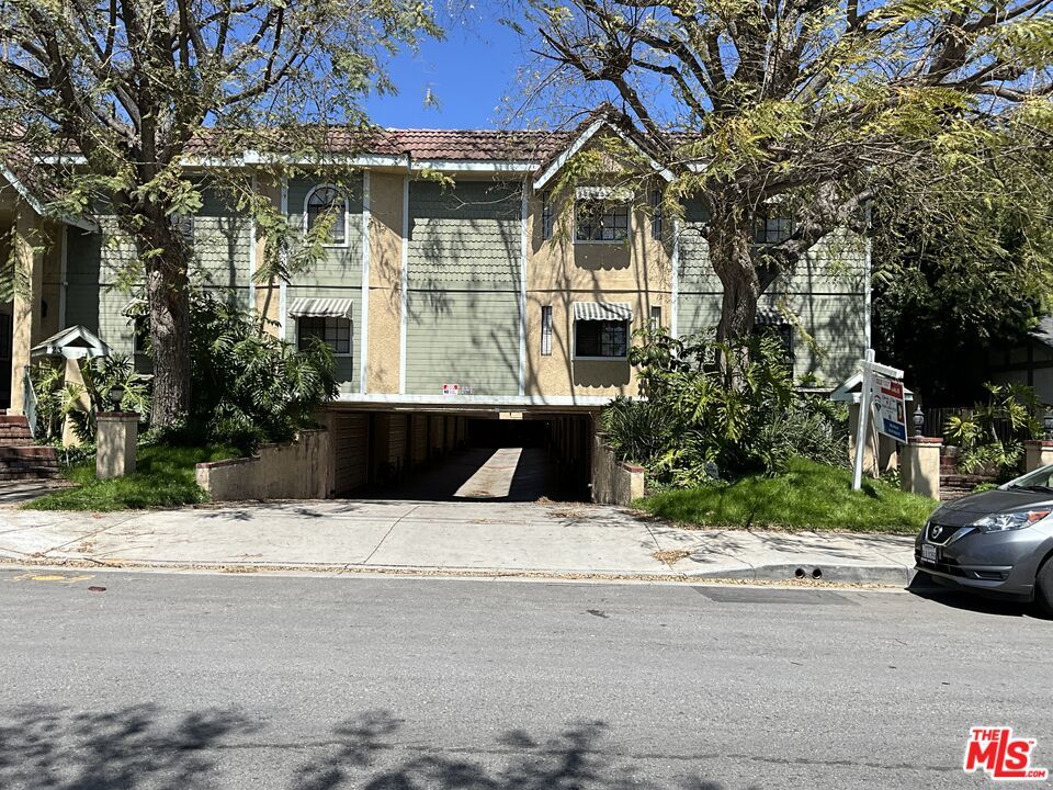 Exterior, Facade, Rowhouse