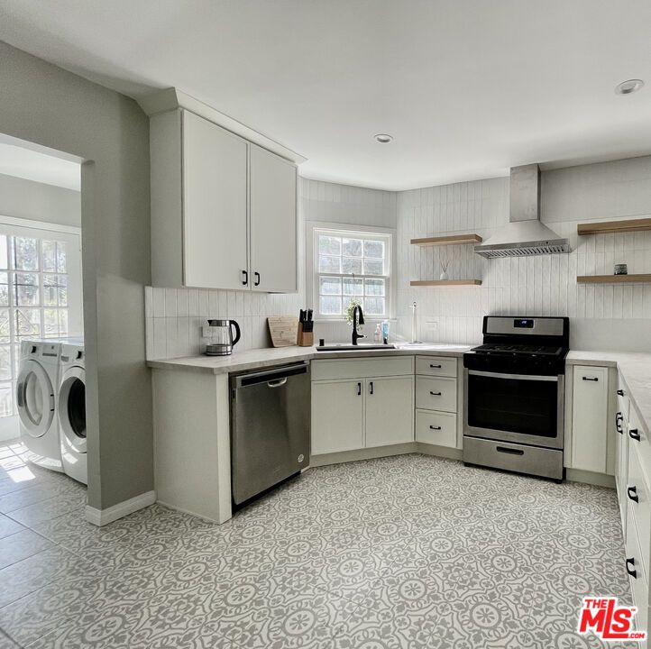 Interior, Kitchen, Recessed Lighting, Stainless Steel Appliances, Washer