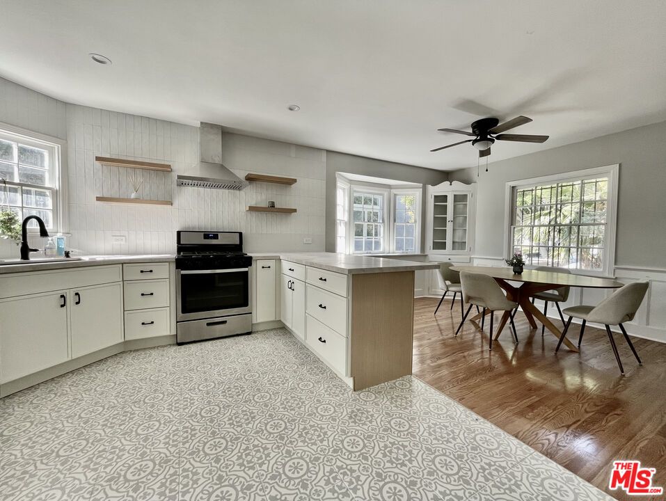 Dining room, Interior, Kitchen, Recessed Lighting, Stainless Steel Appliances, Wood Texture Flooring