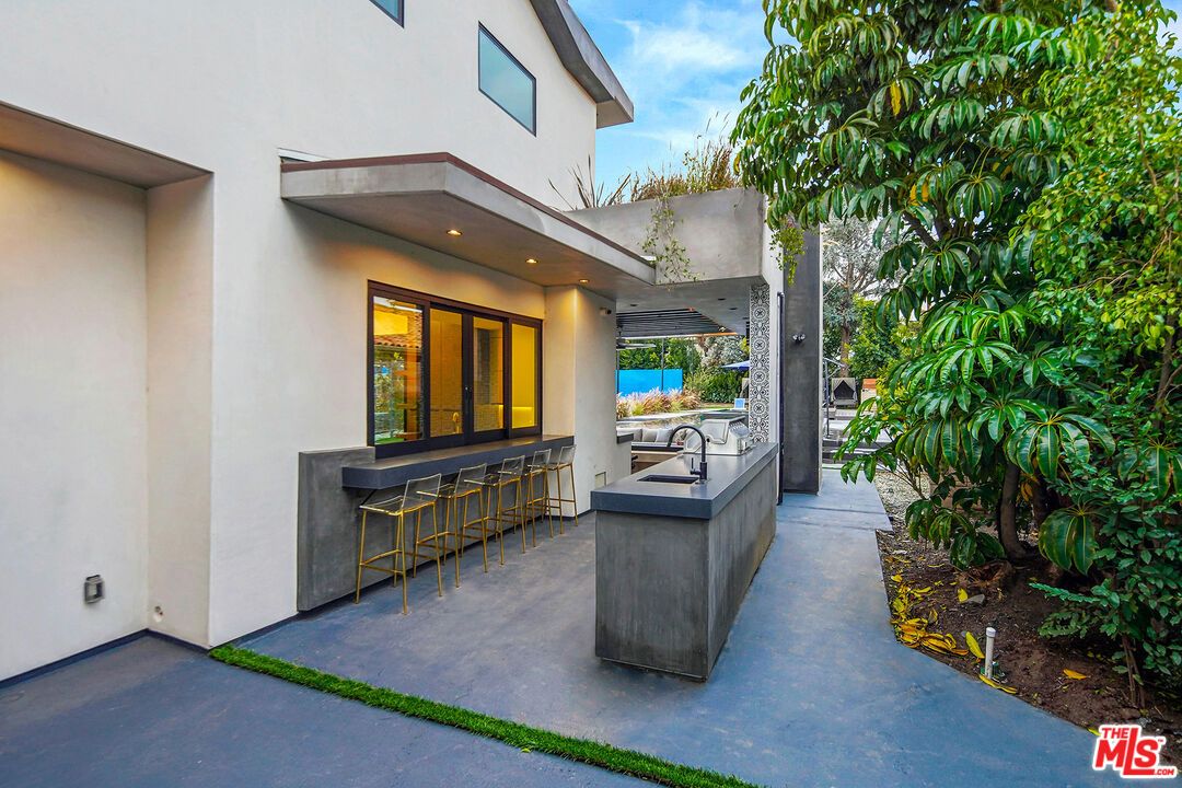 Exterior, Outdoor Kitchen