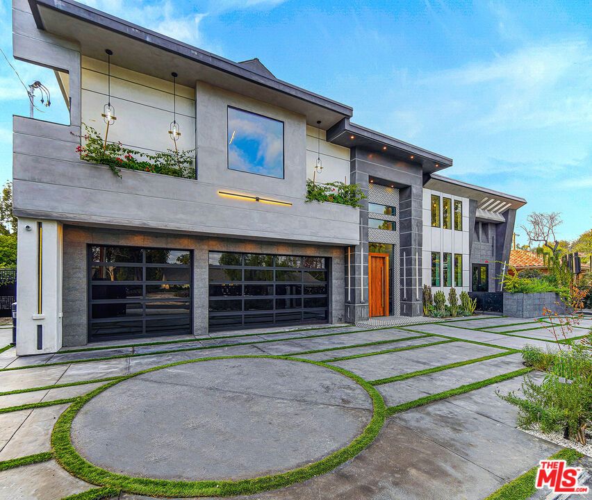 Attached, Exterior, Facade, Modern