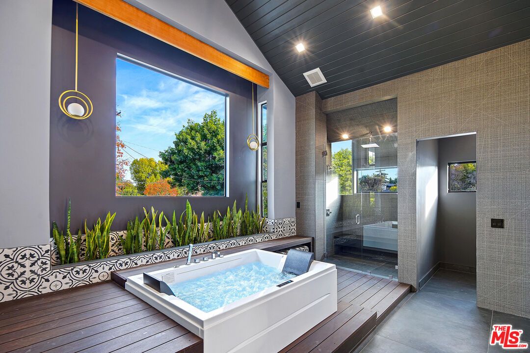 Exterior, Hot Tub, Recessed Lighting