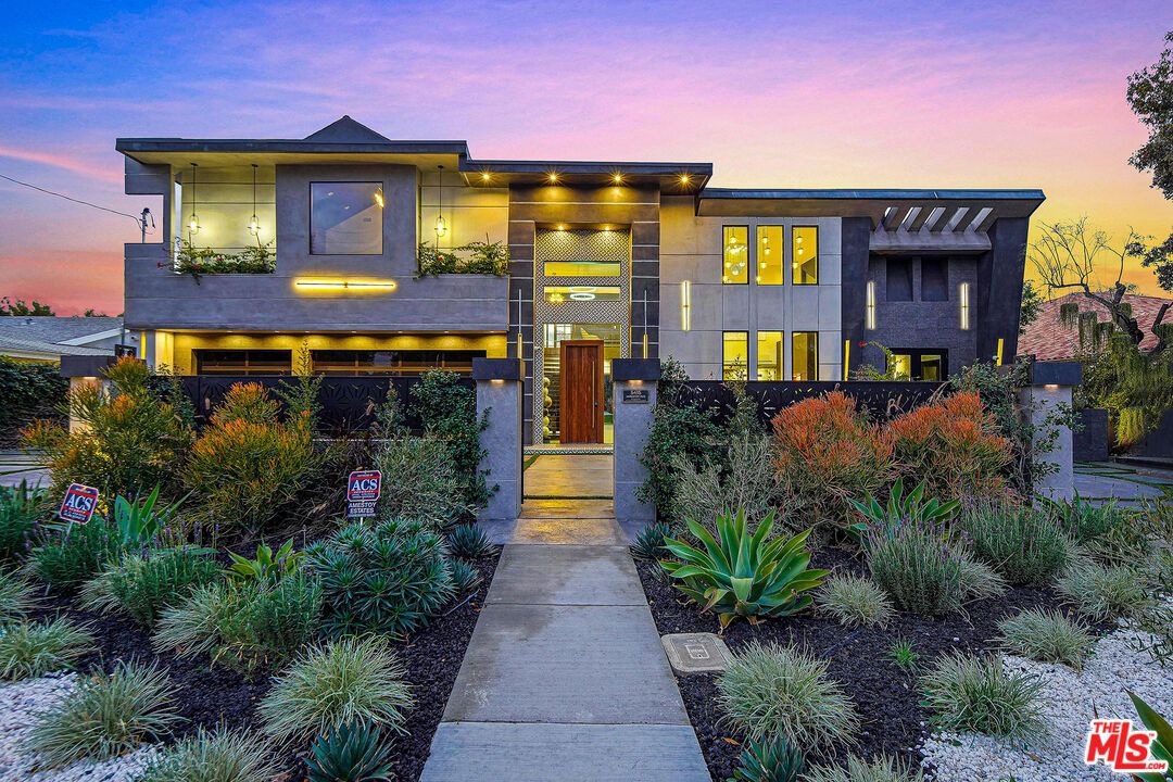 Exterior, Facade, Modern