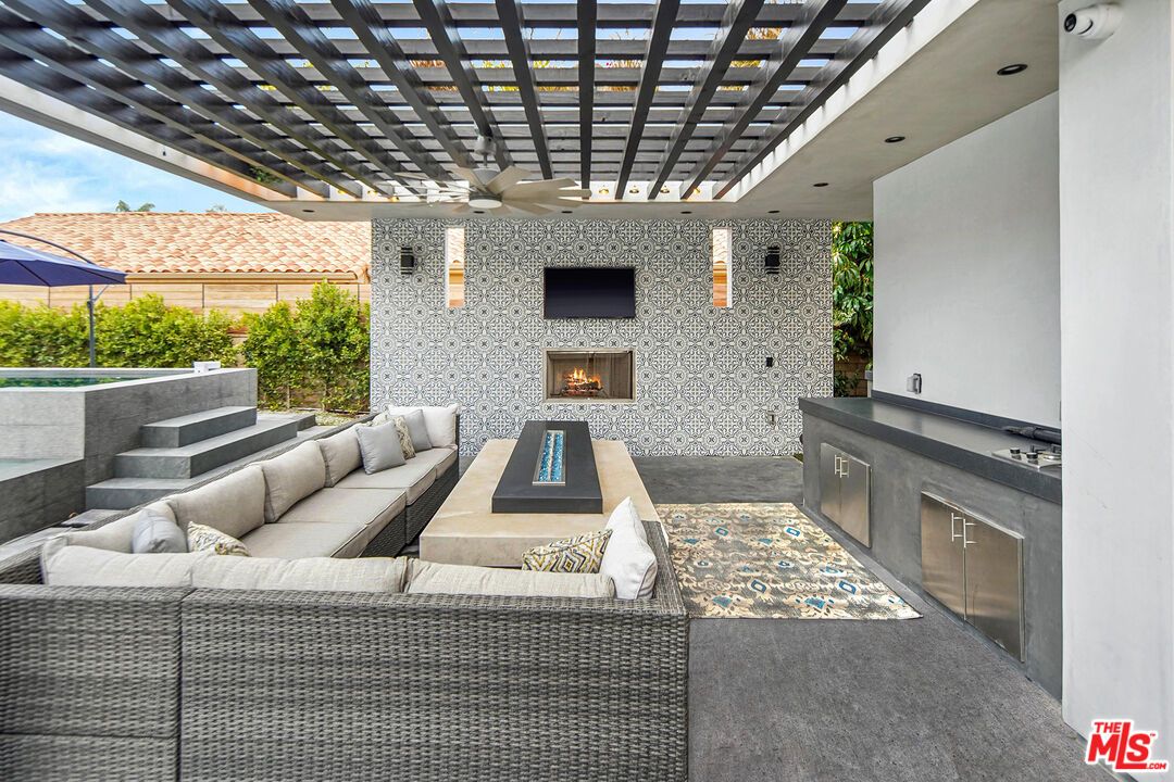 Exterior, Fireplace, Outdoor Kitchen