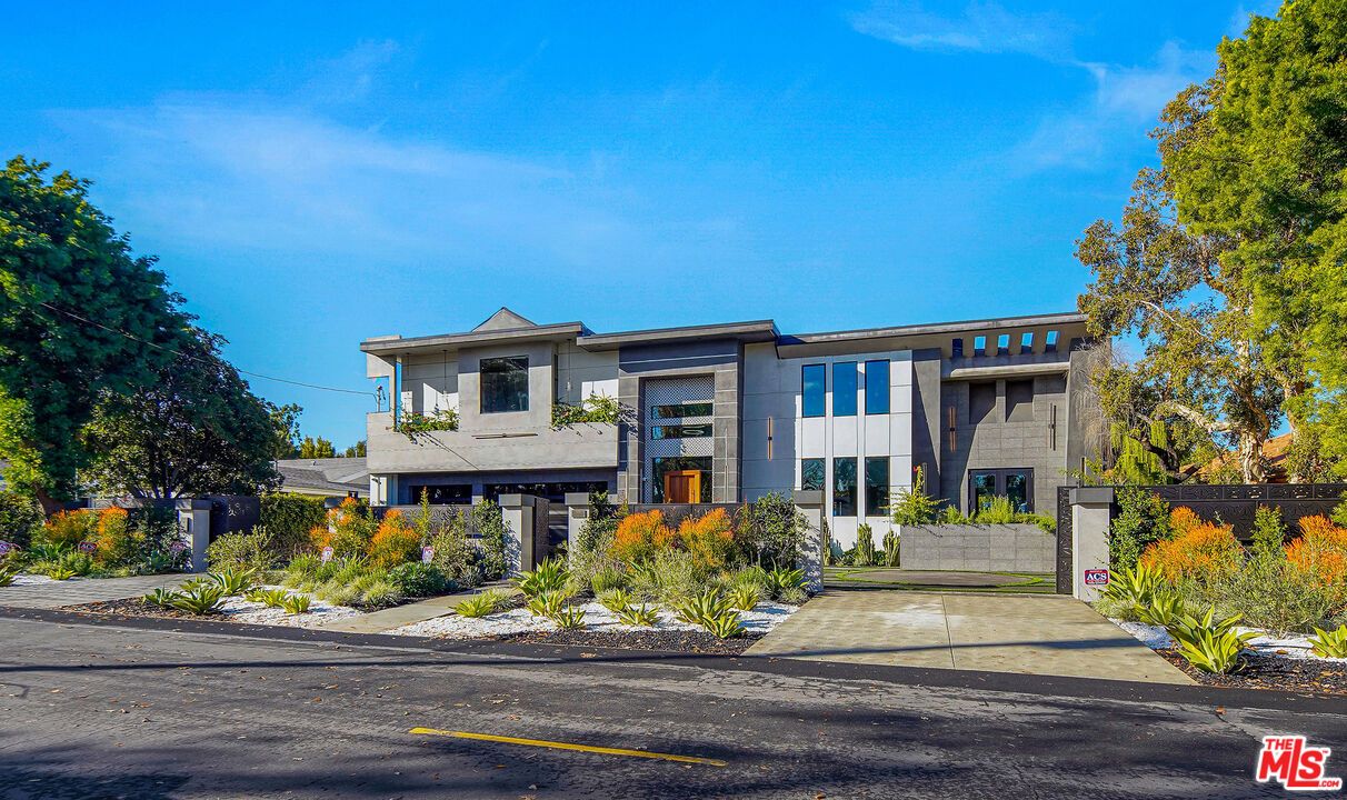 Exterior, Facade, Modern