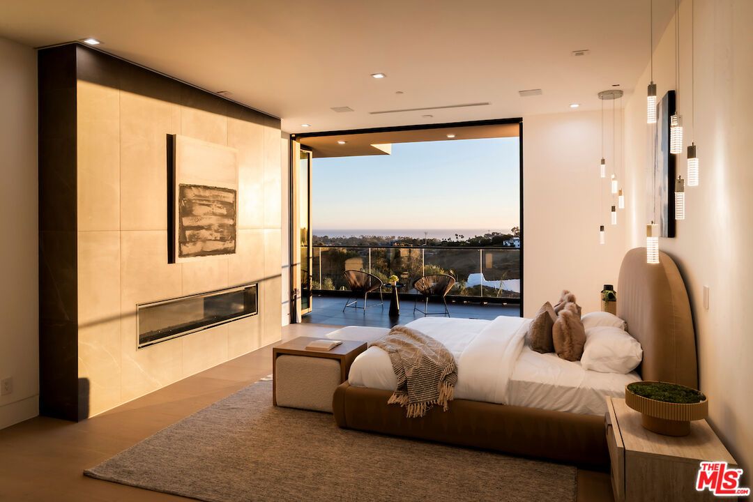 Bedroom, Fireplace, Interior, Pendant Lights, Recessed Lighting, Water
