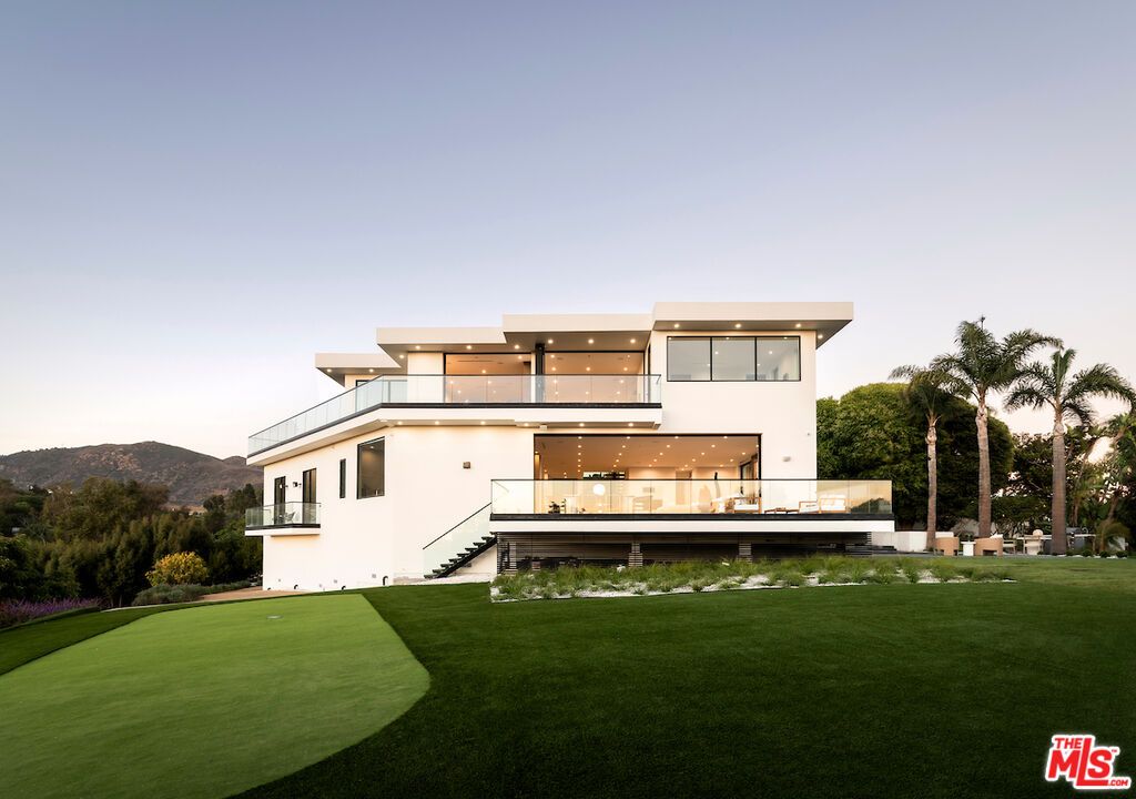 Backyard, Exterior, Facade, Modern