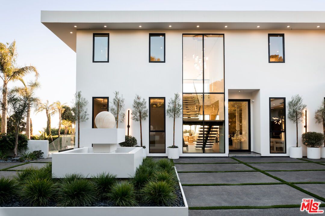 Exterior, Facade, Modern