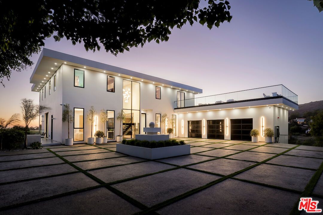 Attached, Backyard, Exterior, Facade, Modern